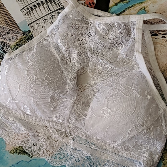 Solid lace cutout white bralette with pad - Picture 4 of 6